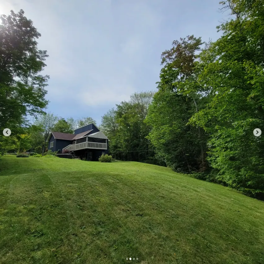 Cour arrière entretenue avec aire de jeu — pelouse soignée par Eco Pelouse Estrie
