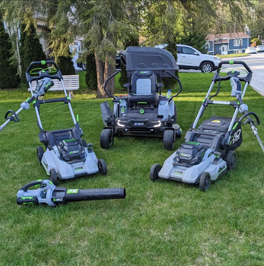 Équipement professionnel Eco Pelouse — tondeuses EGO électriques alignées