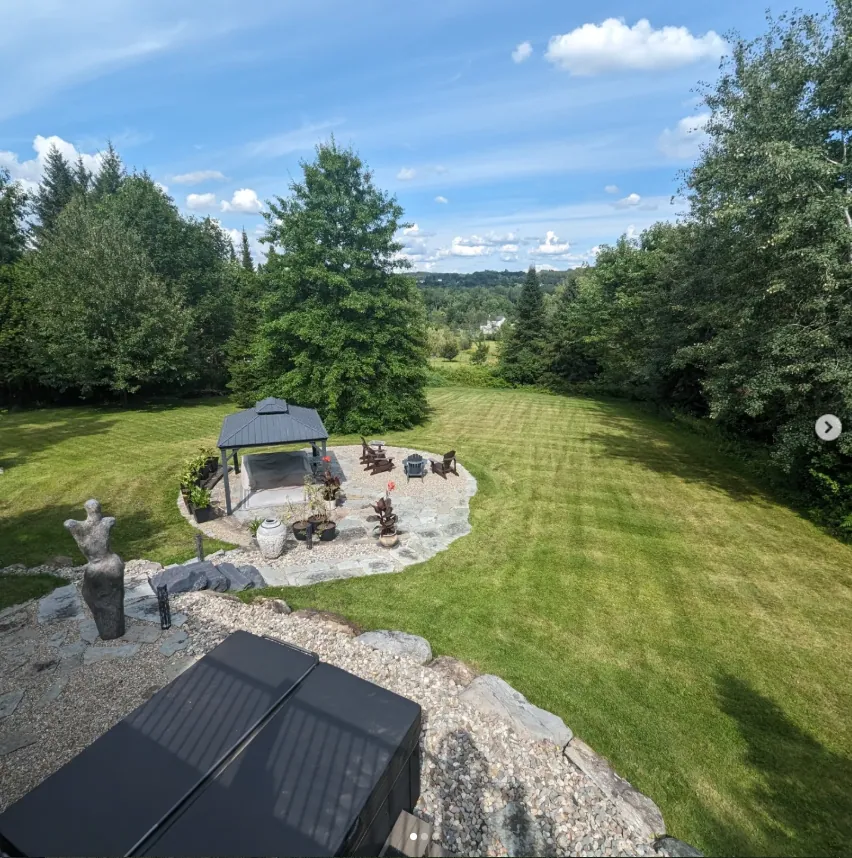 Vue d'ensemble — terrain panoramique avec gazebo et pelouse rayée parfaitement entretenue